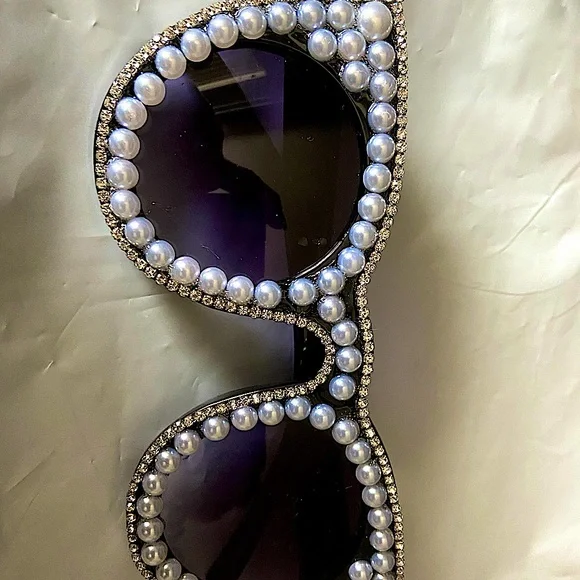 COPY - White pearl sunglasses - Picture 1 of 1